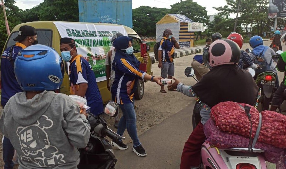 Sahabat Rico Sia Bagikan Takjil dan Masker di Sorong